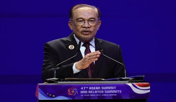 Perdana Menteri Datuk Seri Anwar Ibrahim berucap bersempena Majlis Perasmian Sidang Kemuncak ASEAN ke-47 dan Sidang Kemuncak Berkaitan di Pusat Konvensyen Kuala Lumpur (KLCC) di ibu negara/BERNAMA